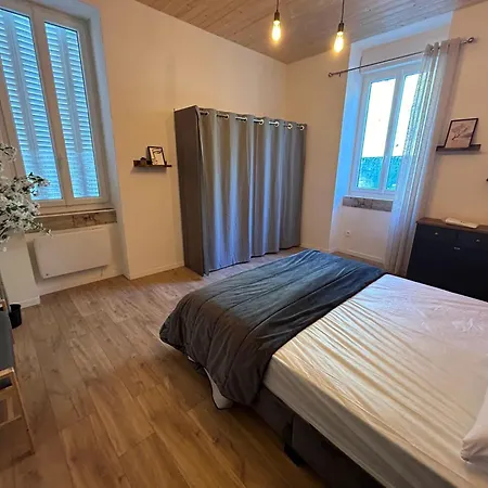 A Savignac-les-ormeaux, 56 M², Balcon Apartmán