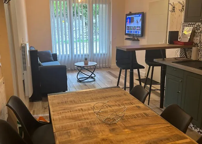 A Savignac-les-ormeaux, 56 M², Balcon アパート *