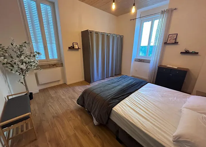 A Savignac-les-ormeaux, 56 M², Balcon アパート